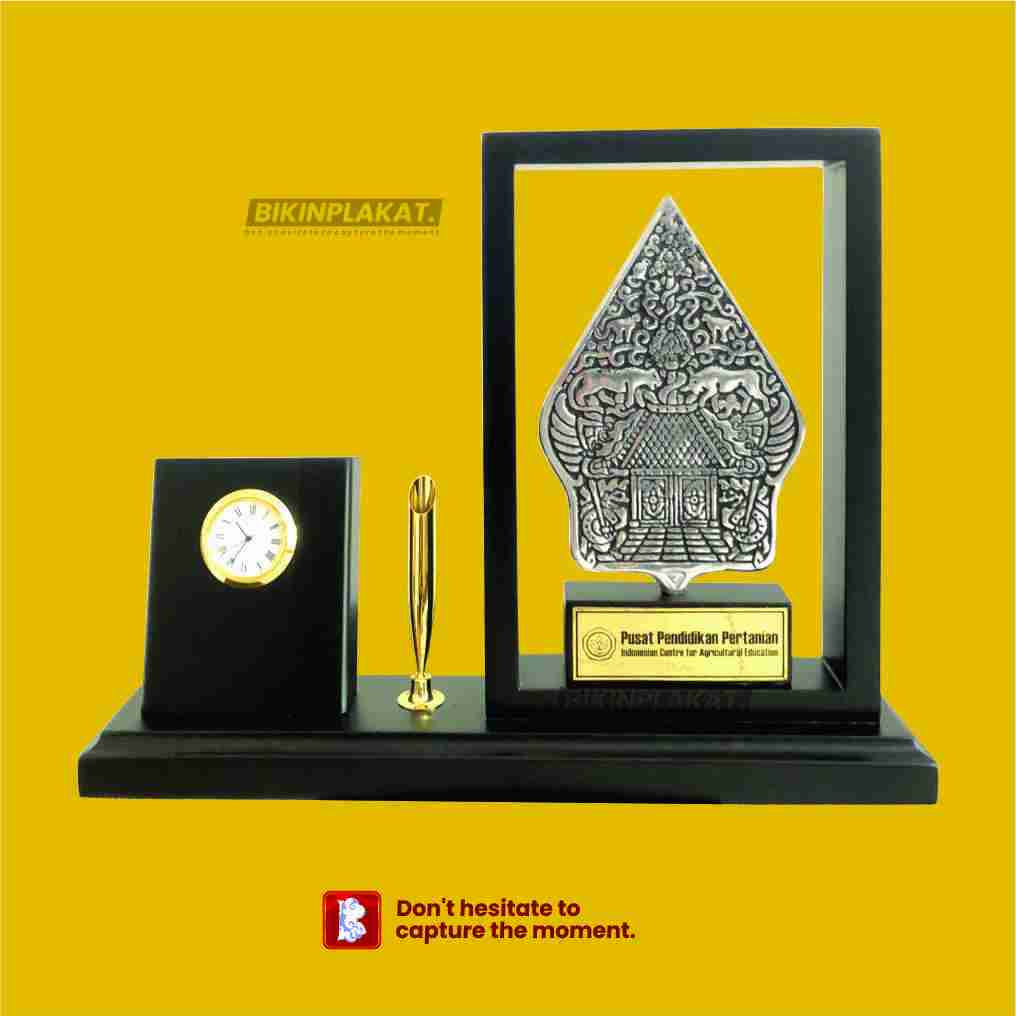 plakat souvenir frame kayu gunungan kombinasi pen holder