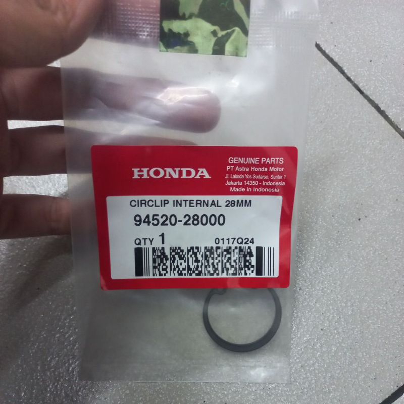 9452028000 – CIRCLIP INTERNAL 28MM, CLIP PULI BELAKANG, KLIP PULY COWOK ADV, BEAT, GENIO, PCX, SPACY