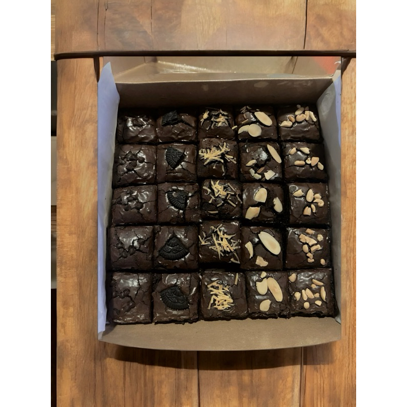 

FUDGY BROWNIES MIX TOPPING