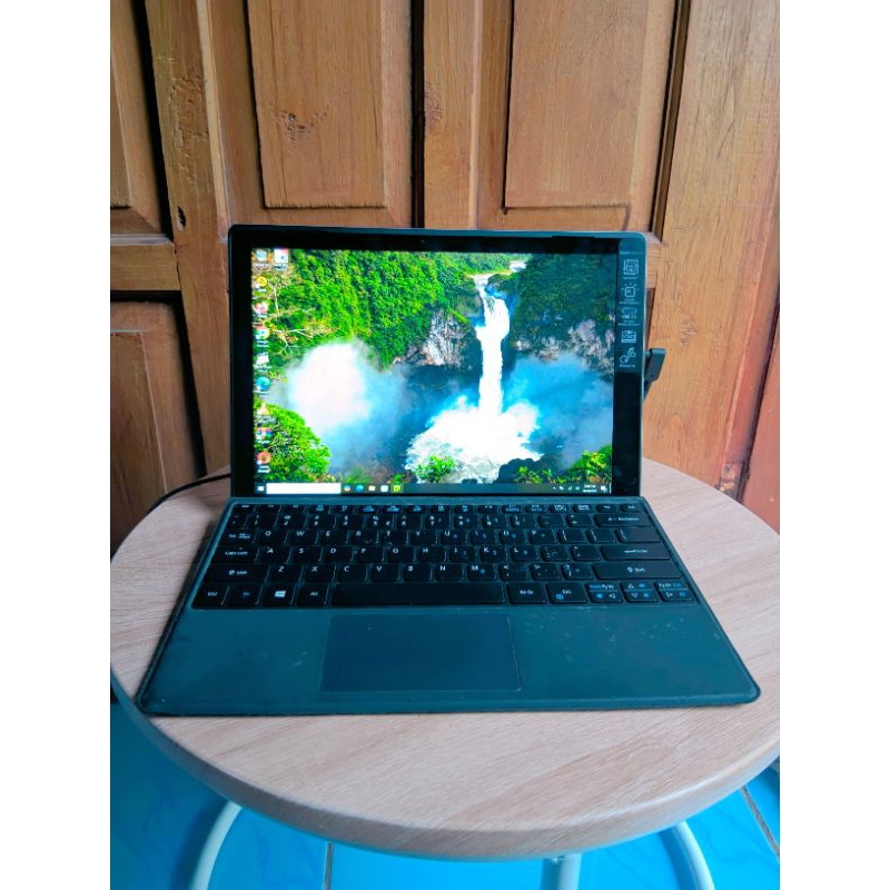 acer switch alpha 12 layar sentuh  core i5-6500u ram 4gb ssd 256gb ada minus dikit