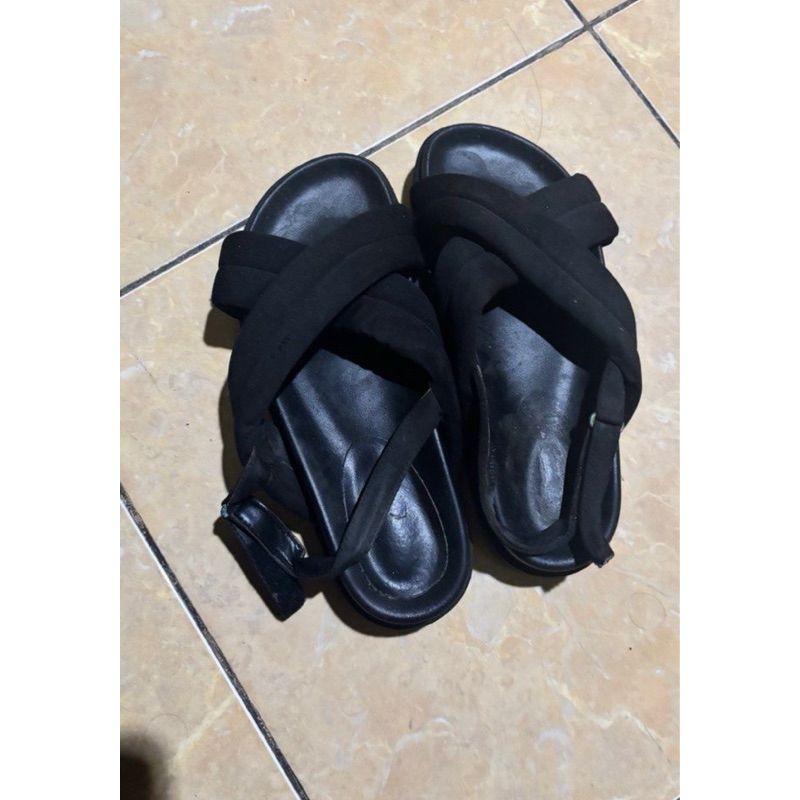 Preloved Sandal Charles & Keith