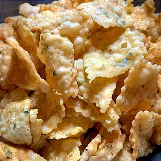 

keripik pangsit bawang/kue bawang 250gram enak dan gurih
