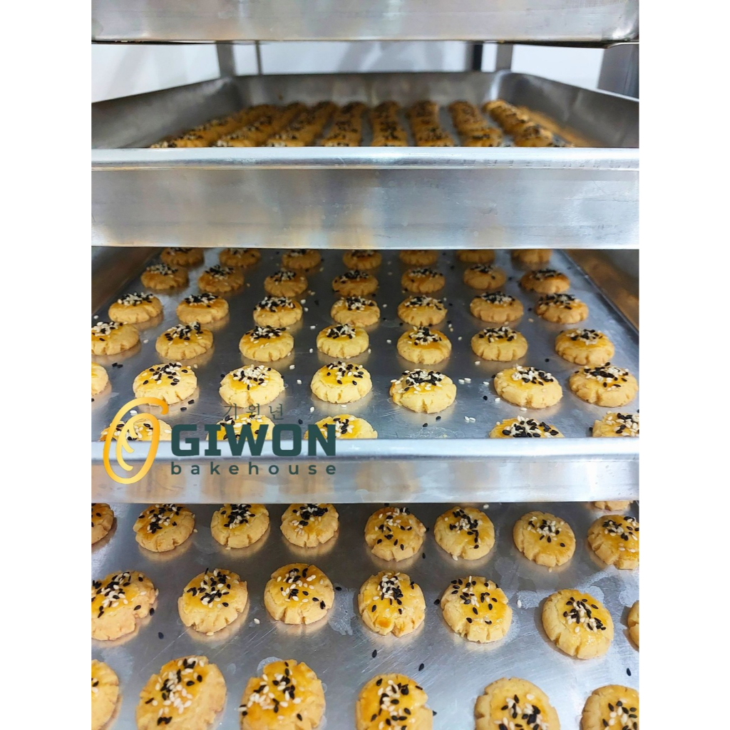 

Kue Kering Cui Kao So Premium topping biji Wijen original by Giwon Bakehouse Cookies