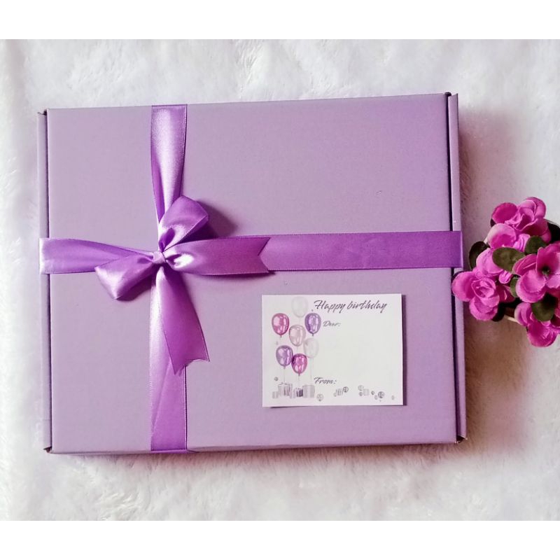 

Box hampers box kado warna Lilac uk 25x30x5cm+kartu ucapan+kertas cacah+pita untuk hadiah ulang tahun wisuda wedding dll