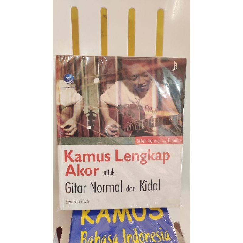 buku kamus lengkap akor untuk gitar normal dan kidal - bayu satya