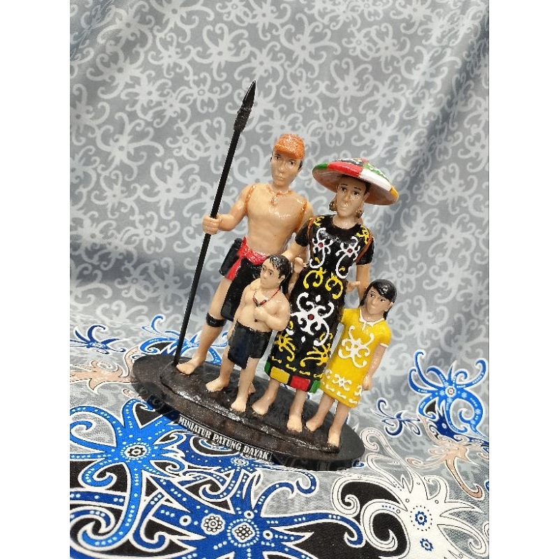 PATUNG FIBER KELUARGA DAYAK KALIMANTAN/PATUNG FIBER KELUARGA DAYAK