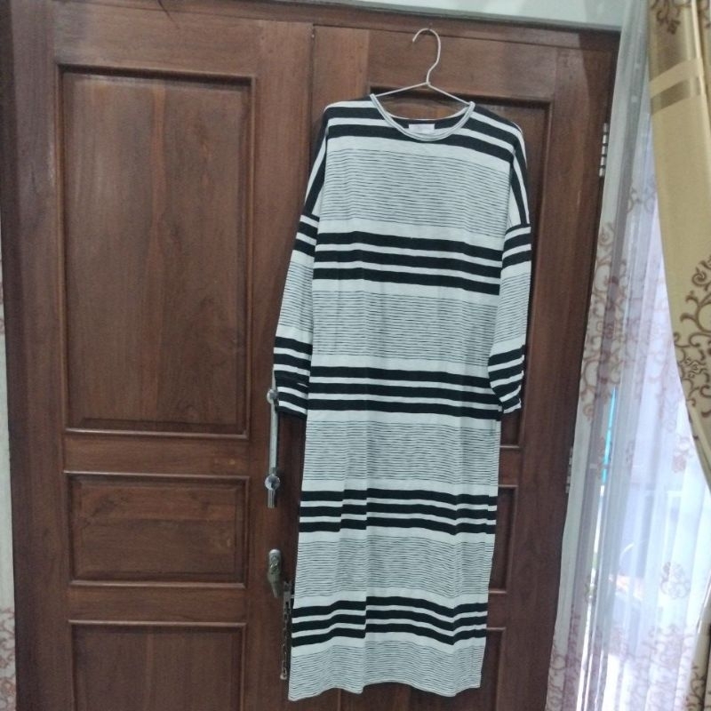 preloved gamis bahan kaos,LD 118,pb 127,stripe hitam putih,merk Karita