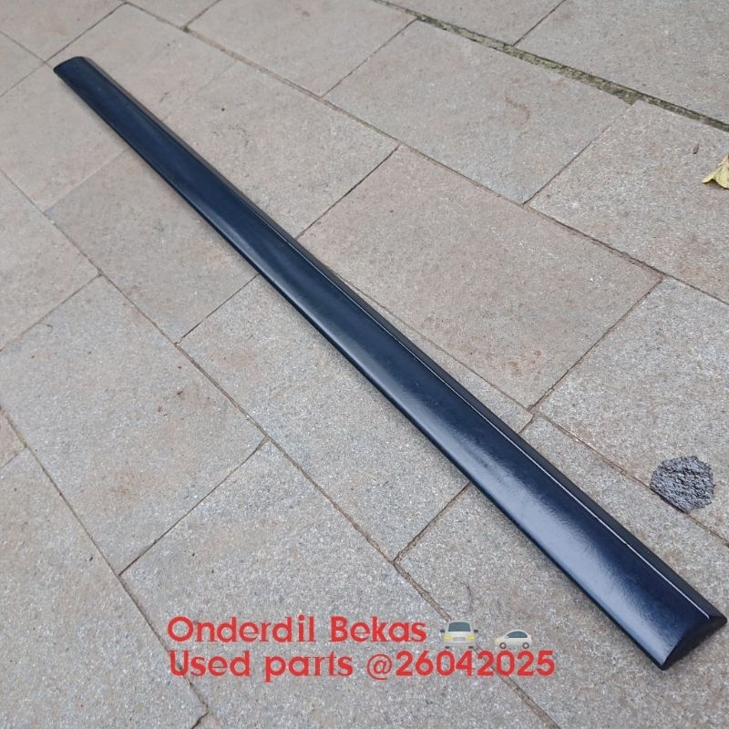 list body moulding pintu kanan depan FR Mercedes Benz mercy w202 c200 tahun 1997