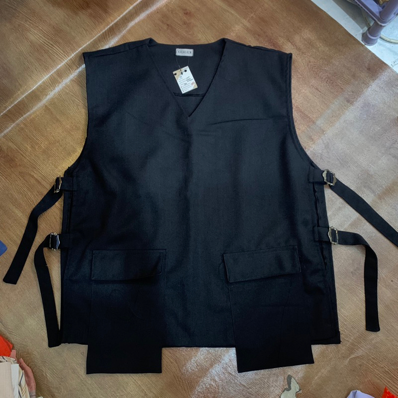 vest oversize hitam brand KALALAEN