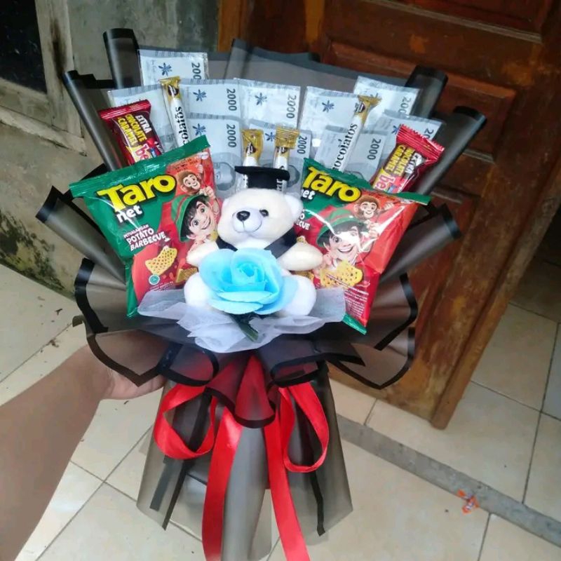 bucket bunga dan boneka wisuda