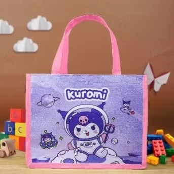 

TAS ULTAH ULANG TAHUN TAS ULTAH TAS JINJING TAS MAKANAN TAS HAMPERS GOODIE BAG ANAK CEWEK GAMBAR KUROMI KEREN LUCU MURAH GRATIS CETAK KARTU UNDANGAN UKURAN P 25 CM L 13 CM T 20 CM