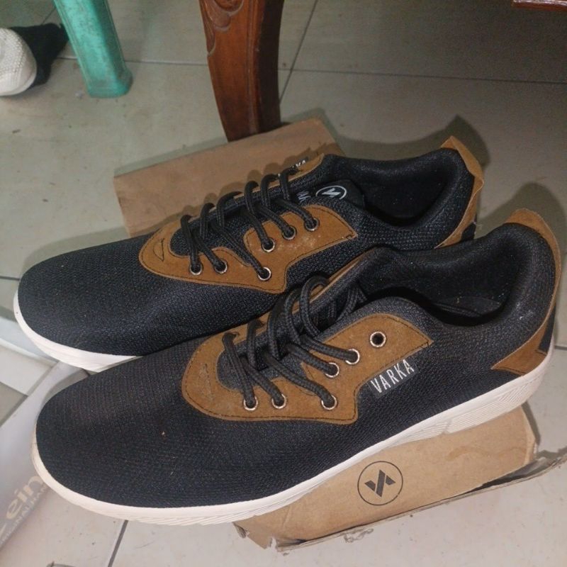 (CUCI GUDANG)SEPATU PRIA SIZE 43 KOTOR SEBELAH BEKAS DISPLAY