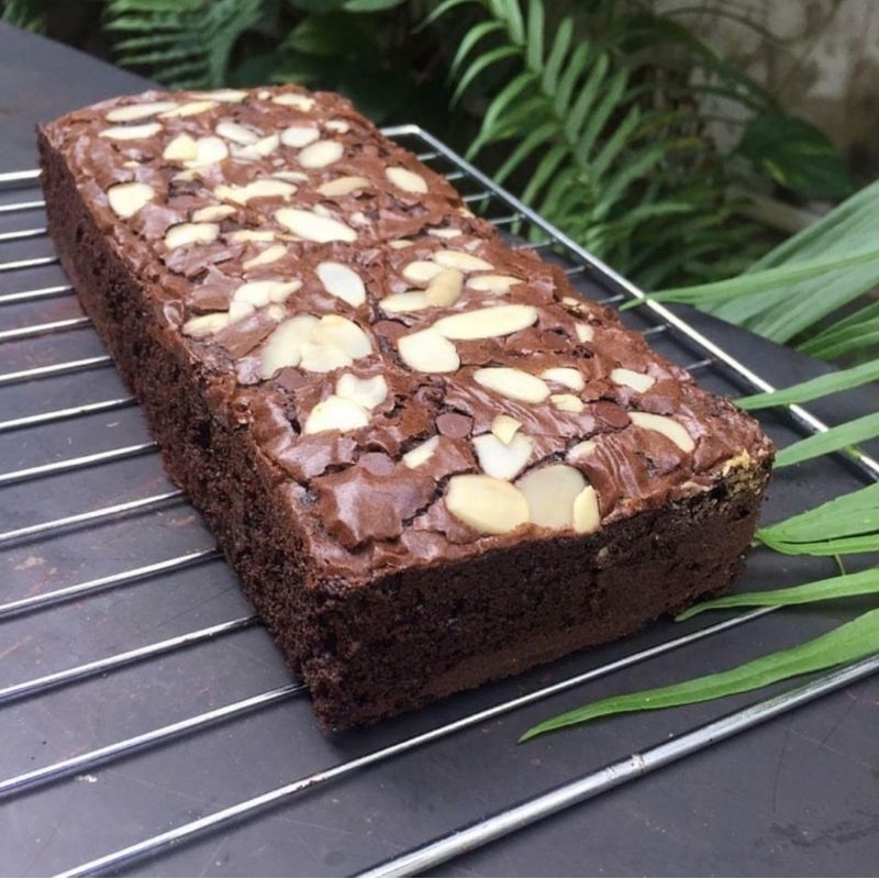 

BROWNIES PANGGANG TOPING KACANG ALMOND