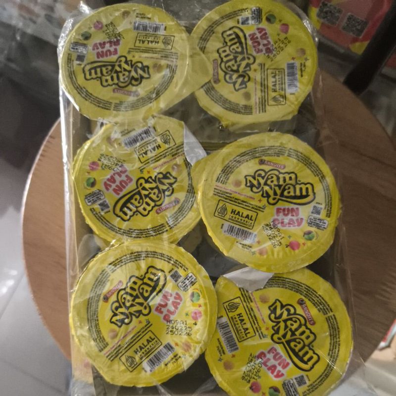 

Nyam nyam fun play chocolate per pak isi 12 pcs
