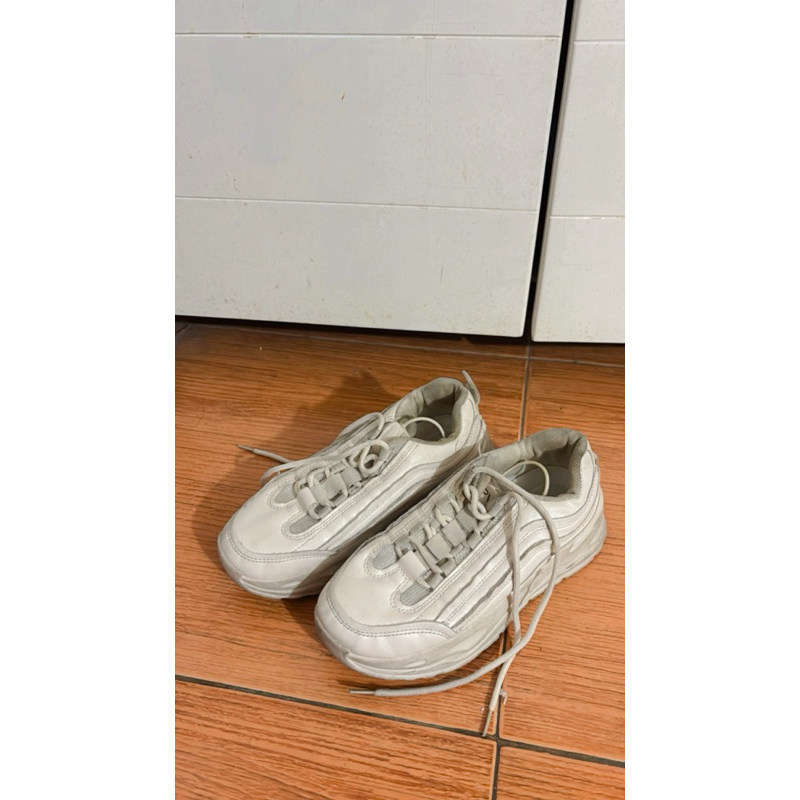 Preloved Sneakers Putih Merk PVN