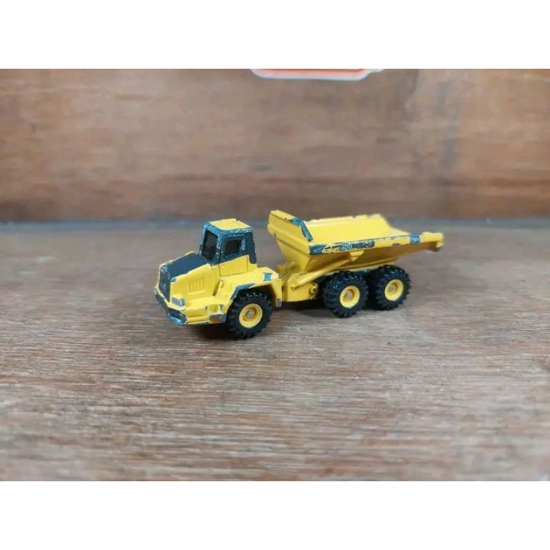 tomica komatsu articulated dump truck