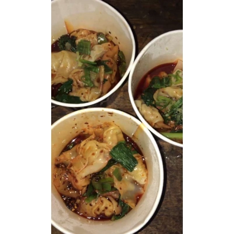 

pangsit daging cincang bumbu kuah chili oil xtra pedasnya bikin lidah bergoyang spesial