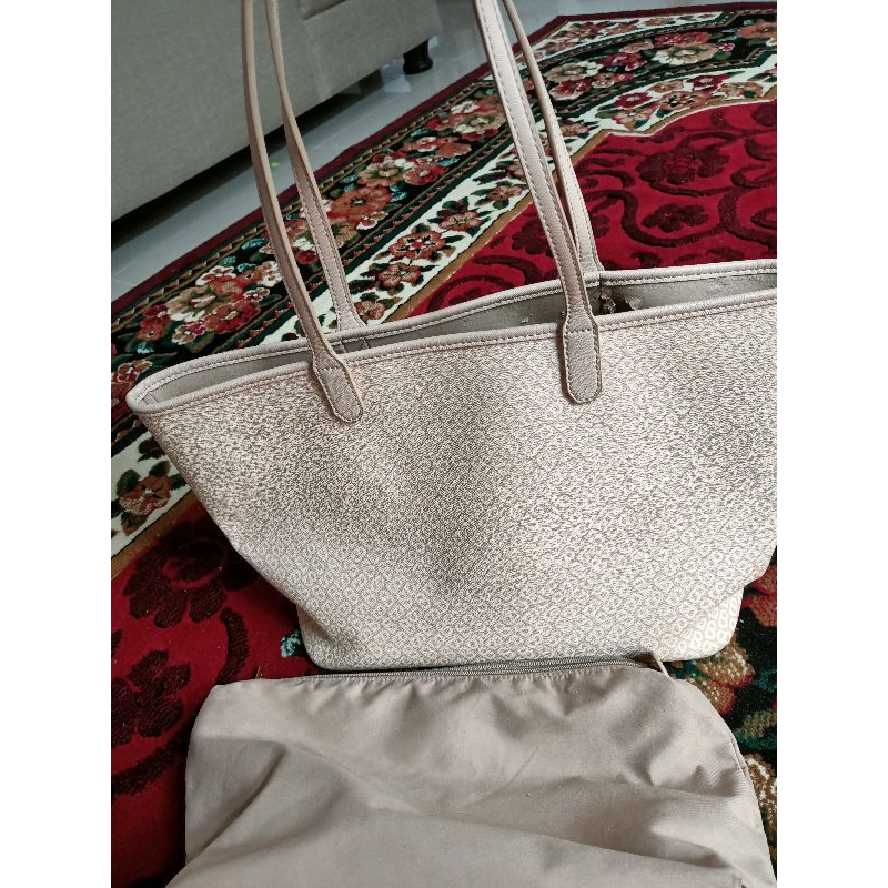 harga net Preloved tas tote bag buttonscarves. kondisi diluar aman..yg kopek dibagian dalam