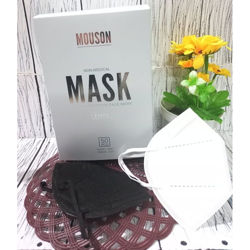 Masker KN95 Mouson 5 Ply Box 50 Pcs Hitam Putih Abu