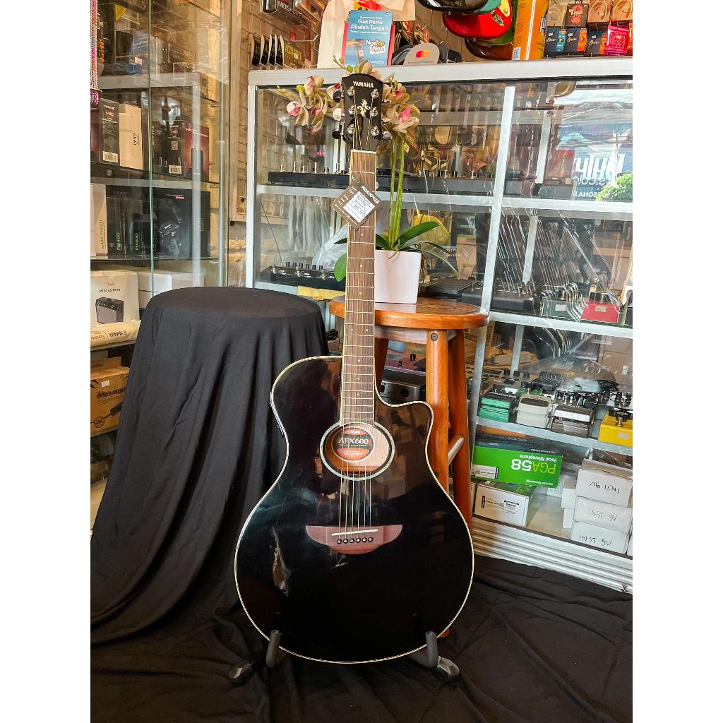 YAMAHA APX600 ACOUSTIC GUITAR