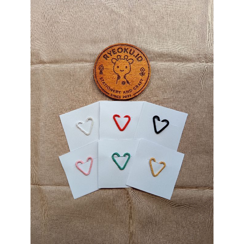 

paper clip heart bookmark pembatas buku dari kertas klip bentuk love hati cinta handmade benang sulam untuk souvenir