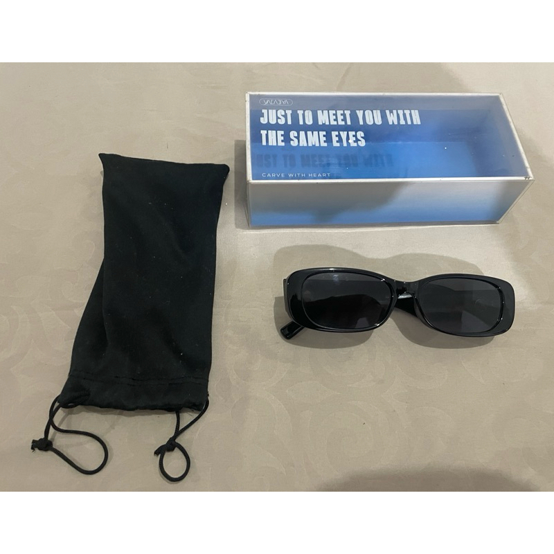 PRELOVED KACAMATA HITAM KKV/OH SOME (BLACK SUNGLASSES)