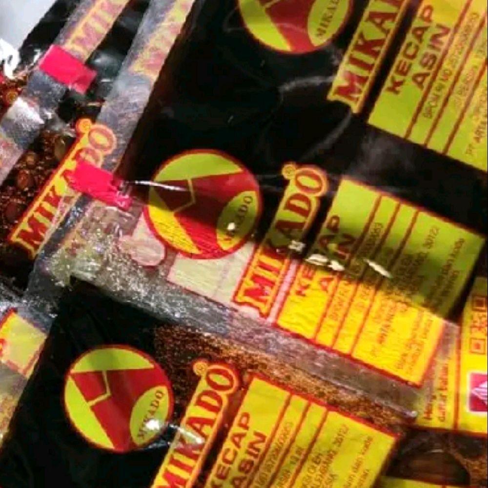 

Kecap Asin Sachet – 1 Pak Isi 20 Pcs (13ml per Sachet) Praktis & Gurih! Masakan