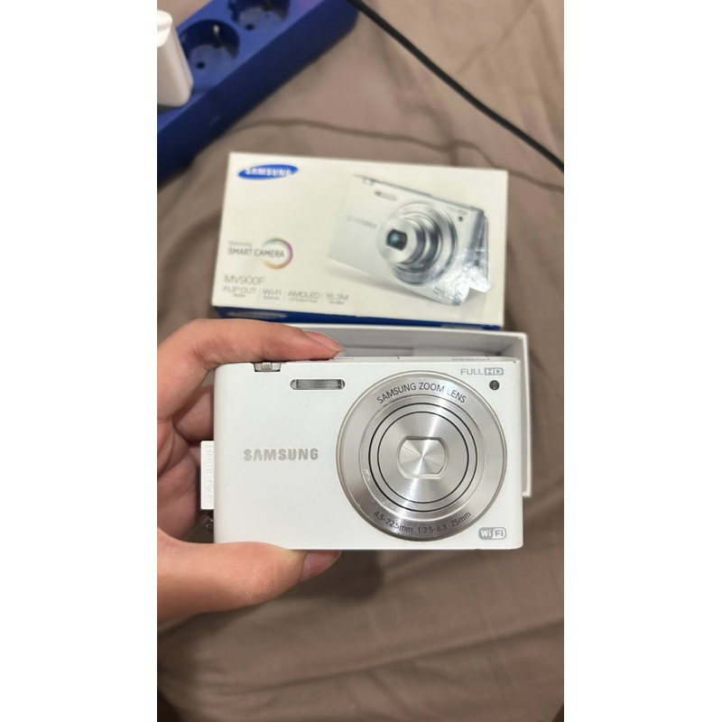 Kamera Digital Samsung MV900F Selfie Flip