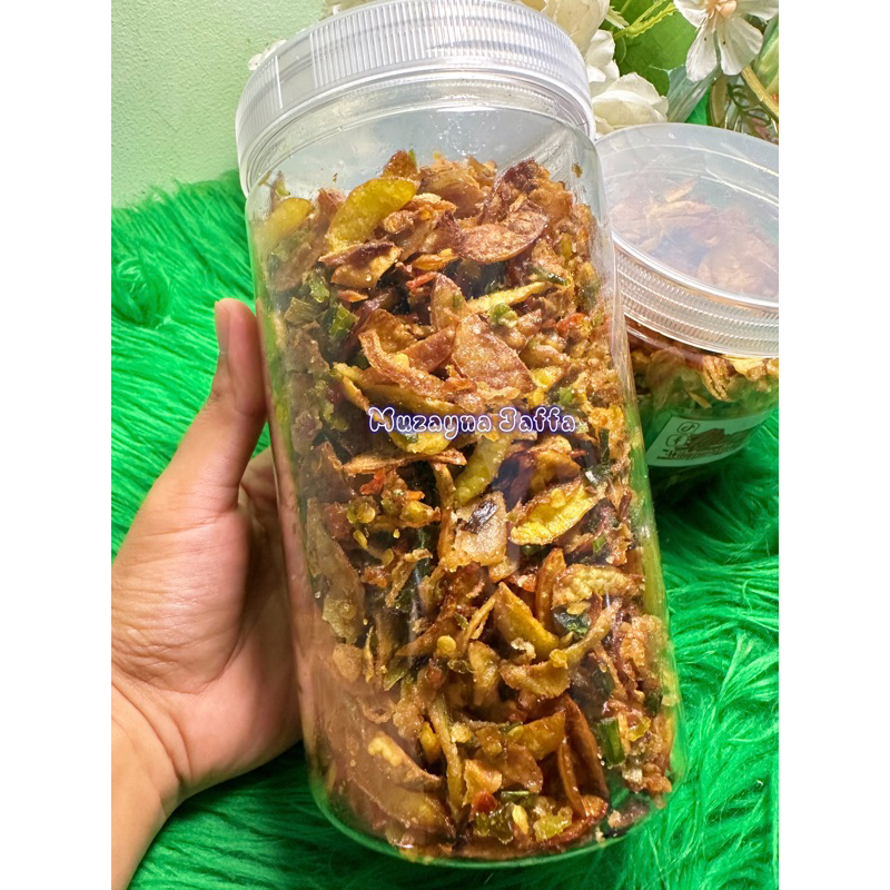 

jengkol kriuk bumbu rawit bawang asli, buat dimakan bareng nasi, tidak dianjurkan dijadikan cemilan.