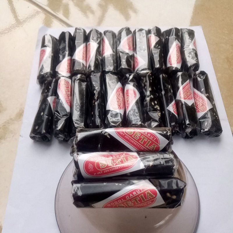 

Dodol Garut 1kg rasa wijen ketan Hitam oleh oleh/ makanan khas Daerah Garut Gunung Cikuray Jawa Barat #