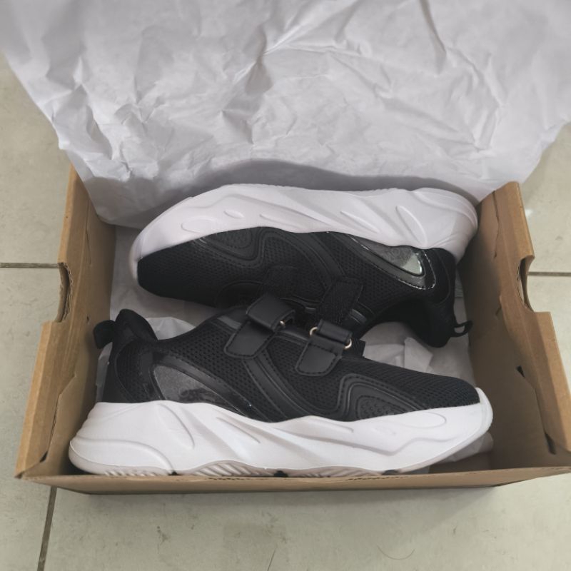 Desle Sepatu Sekolah Anak Hitam Putih