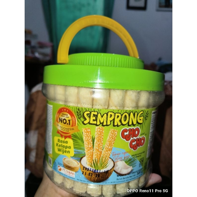 

Cho Cho Semprong Wafer Roll Rasa Kelapa Wijen