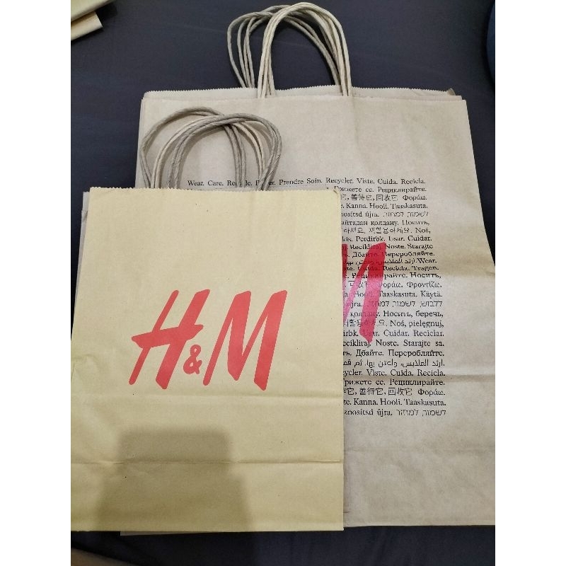 

Paperbag HnM Ori store ukuran Small (22cm x 27cm)