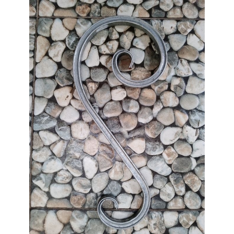 ornamen leter S Besi untuktralis