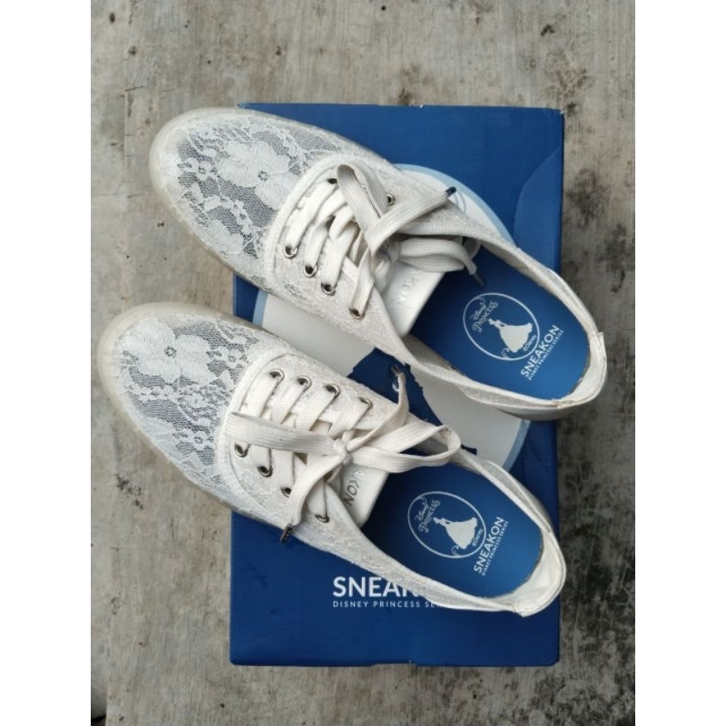 [Preloved] Sepatu Putih Sneakers Wanita Sneakon Disney Princess