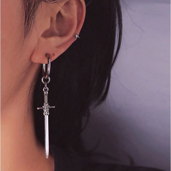 Terbaru_ Anting Tindik Titanium Pria Dan Wanita Model Pedang Silver / Anting Telinga Unisex