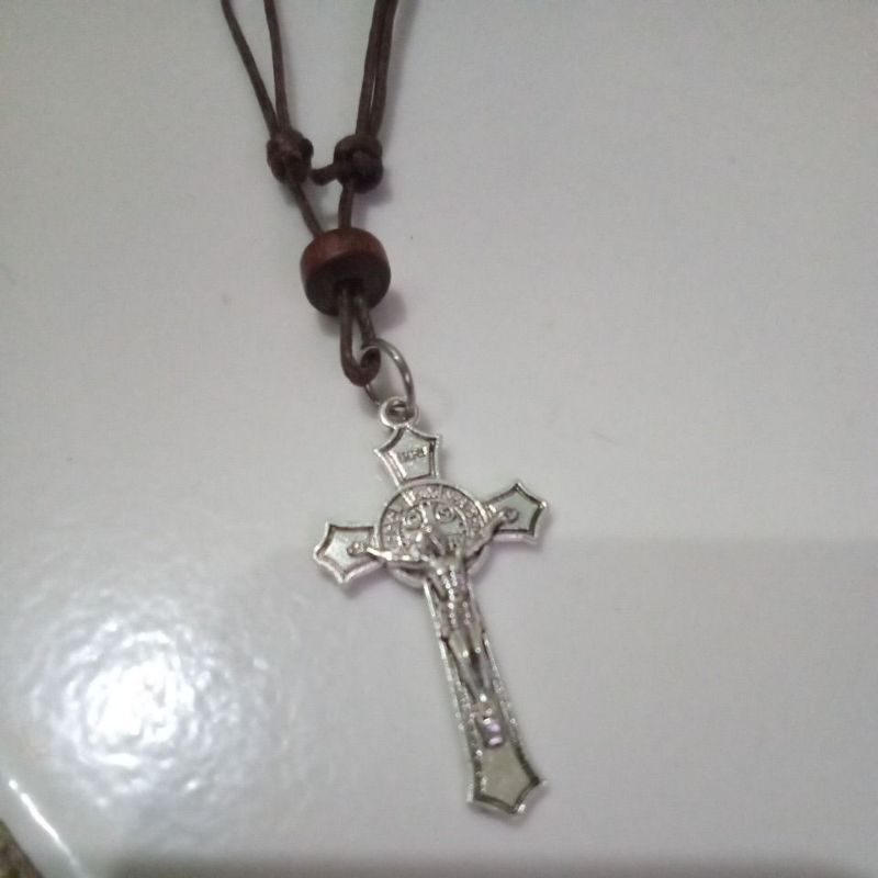 kalung salib benediktus anti karat