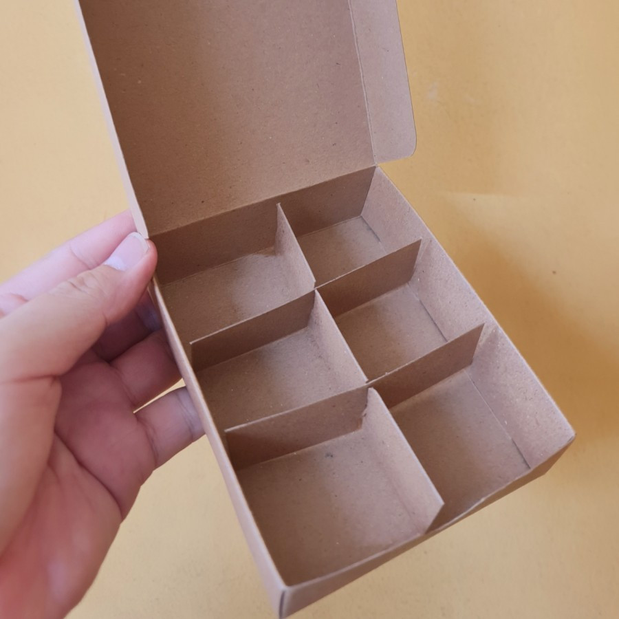 

(12pcs) Dus Hampers Polos Cokelat Dus Mochi Sekat 6 Ukuran 4 x 4 x 3 cm