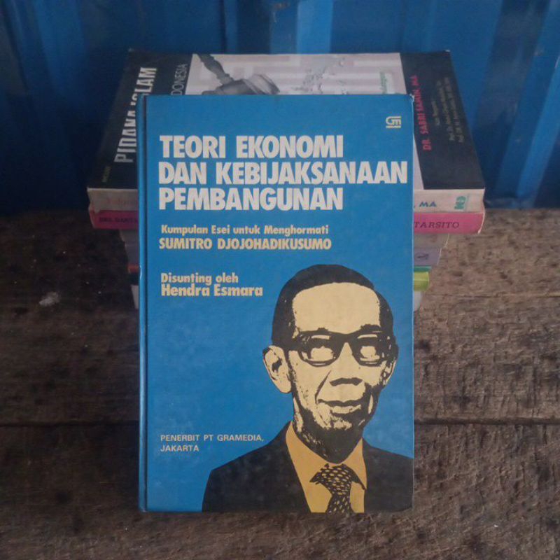 original Teori Ekonomi dan Kebijaksanaan Pembangunan kumpulan essay Sumitro Djojohadikusumo Gramedia