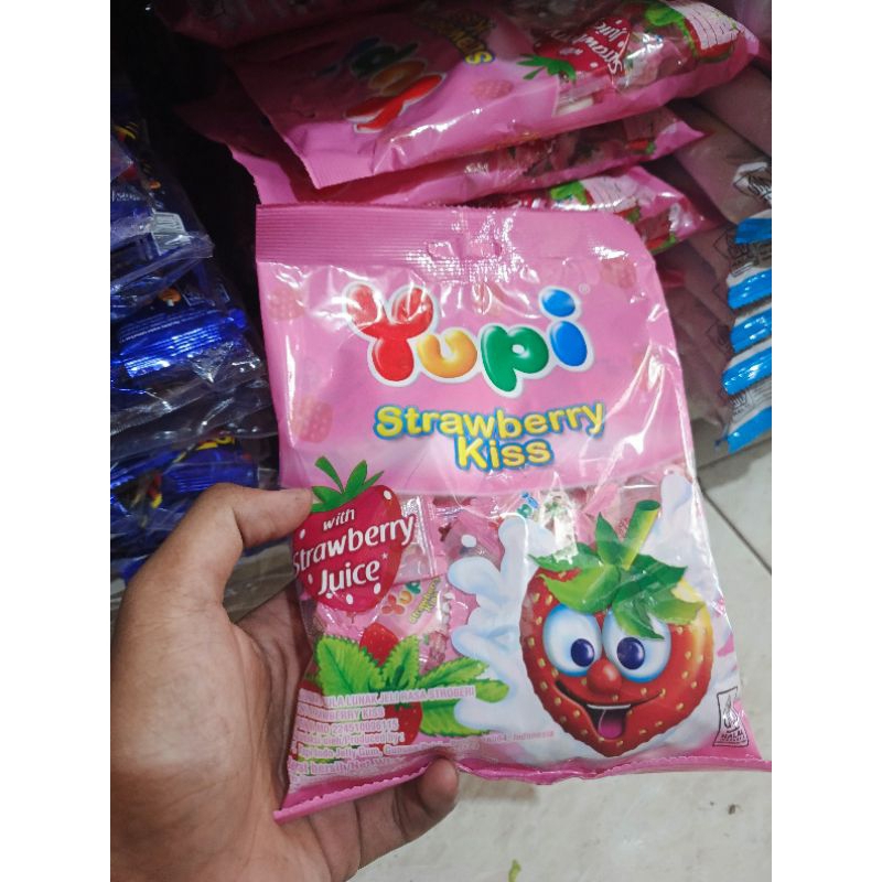 

Permen Yupi strawberry kiss 120 gr Permen Gummy sehat halal | Rofkar Pangan