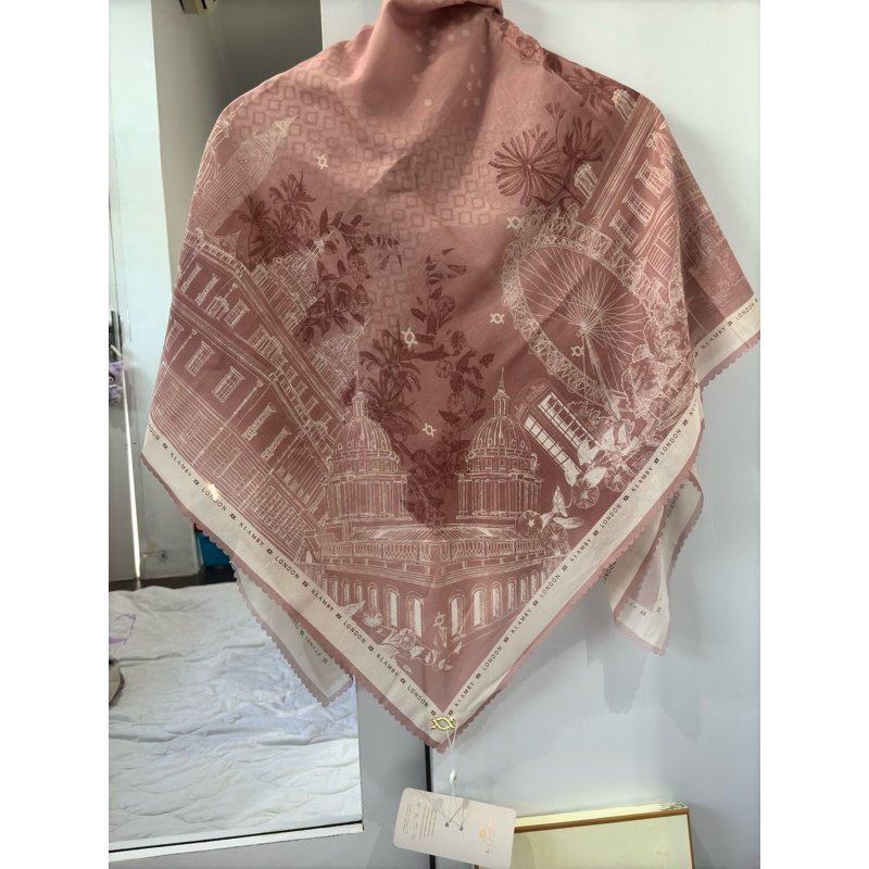 London scarf wearing klamby