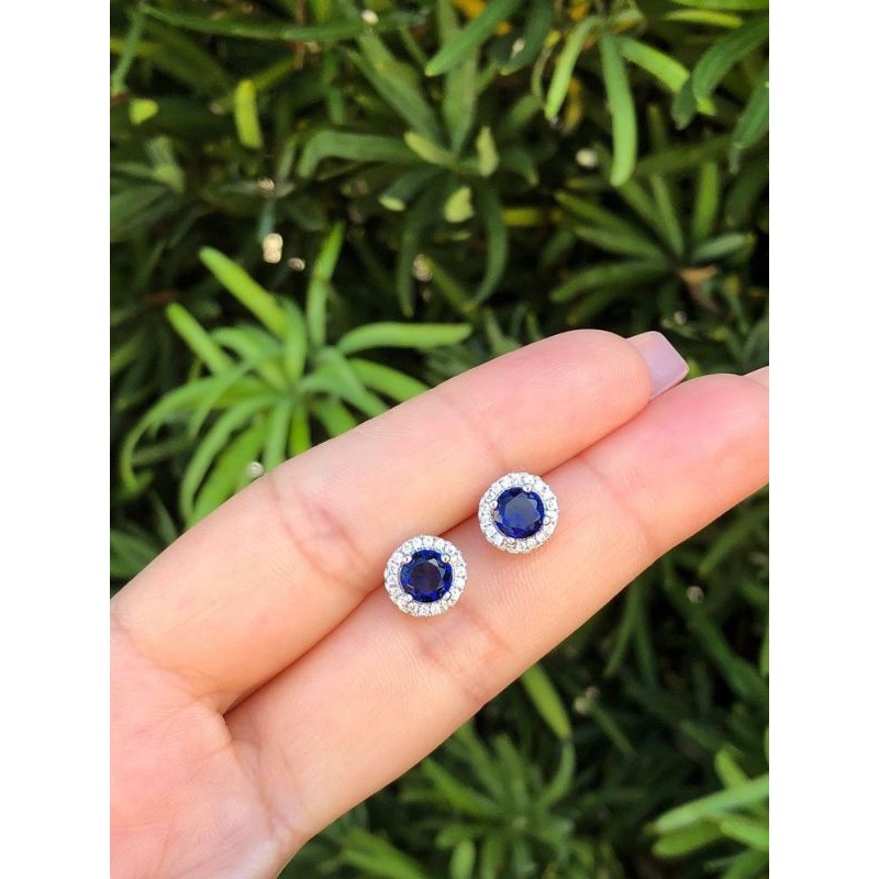 Anting emas wanita model halo di tegah permata biru dan kelilingi permata zircone putih