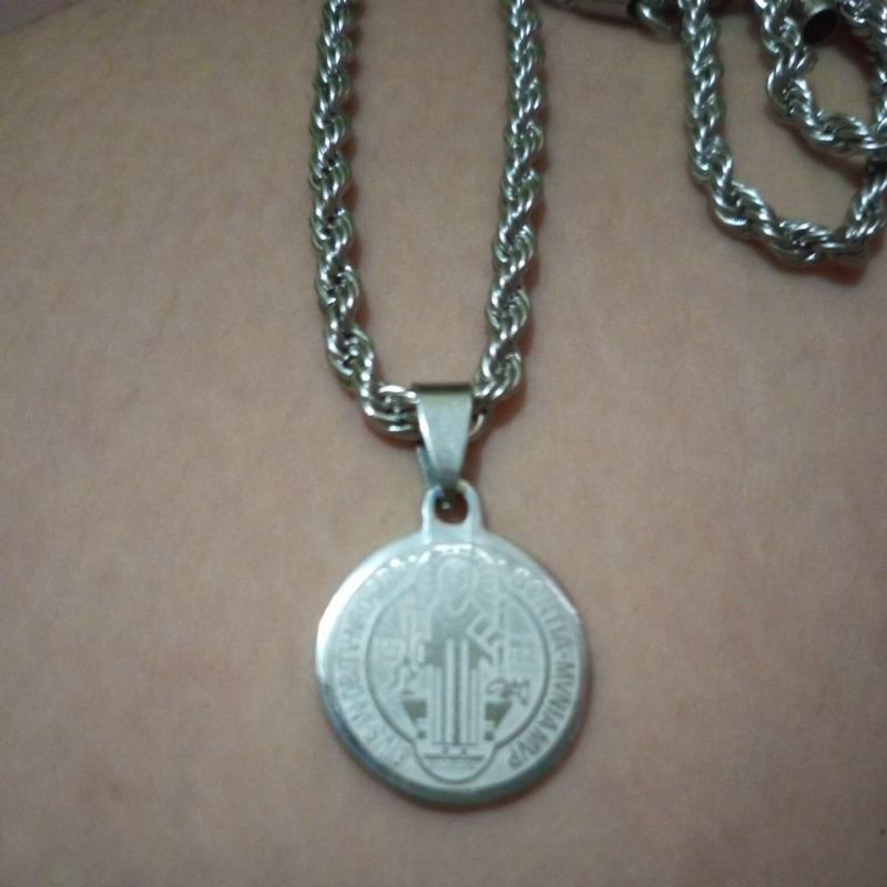 kalung salib Benediktus titanium oval