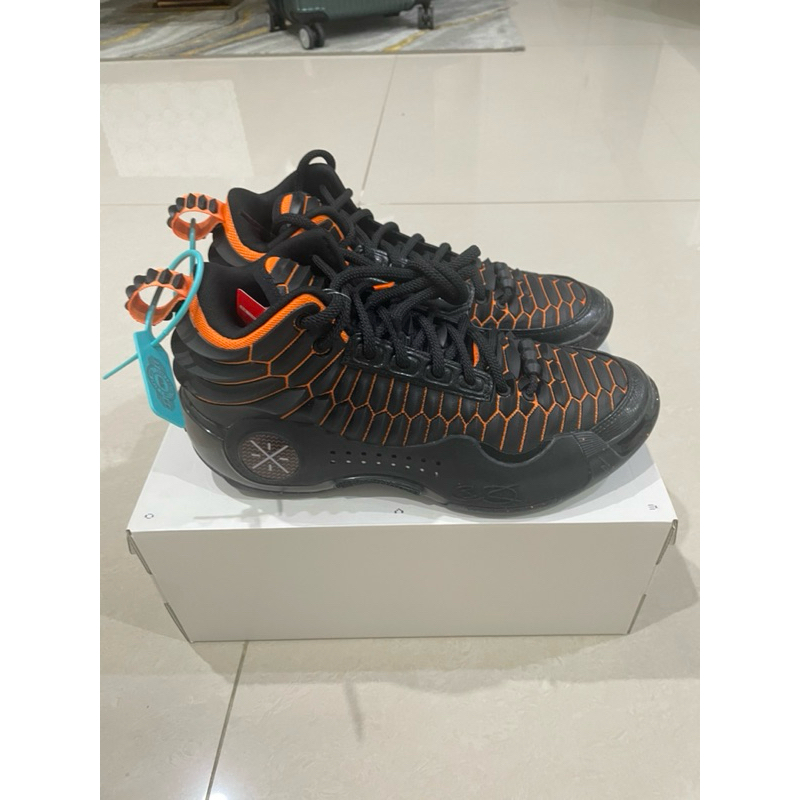 LINING WOW 10  US 9,5 BARANG LANGKA