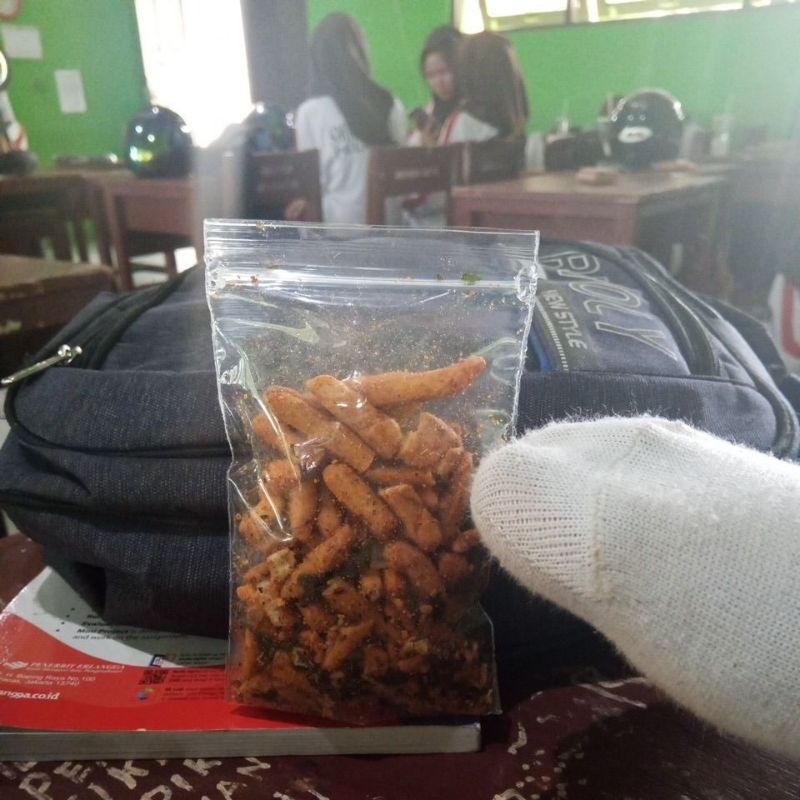 

basreng pedas daun jeruk rasa kaos kaki