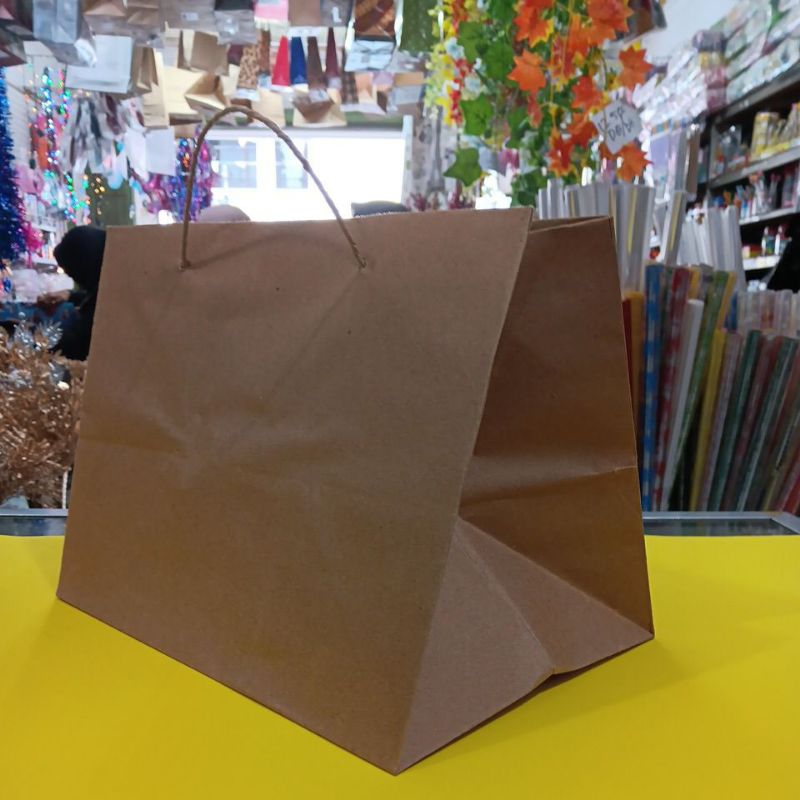 

Paperbag Polos Coklat 28 x 20 x 22cm / paperbag bento / Paper Bag Buku Tanggung Tidur / Tas Tali Kraft Miring