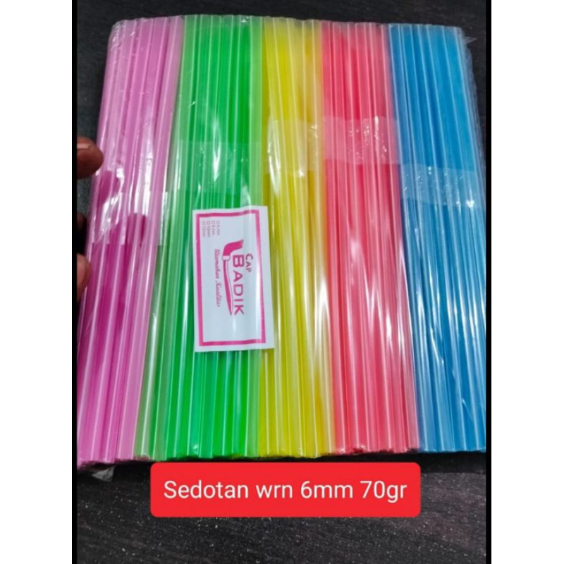 sedotan plastik warna warni