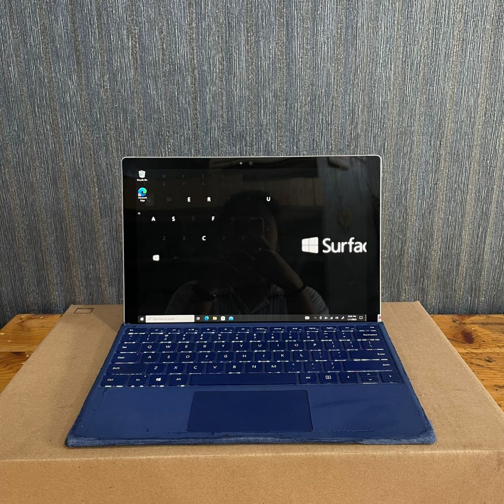 Surface Pro 4 Intel Core i5-6300U, Core i5-6300U, 8/256GB, Sliver Navy LIKE NEW