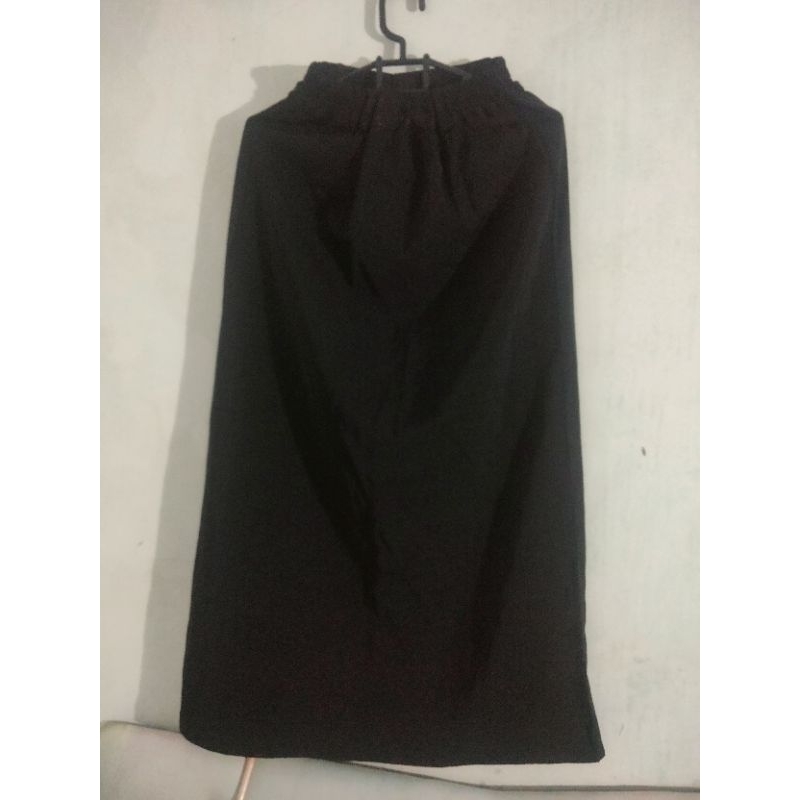 Rok Hitam Span Bahan Licin