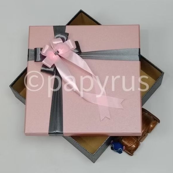 

PAPYRUS Kombinasi 30x30 Tinggi 5cm Kotak Kado Gift Box Hadiah V3